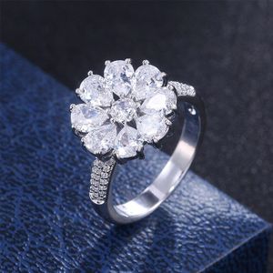 Huitan Prachtige Zilveren Kleur Bloem Vinger Ringen Voor Vrouwen Wedding Party Shiny Zirconia Romantische Lady Ring Mode-sieraden
