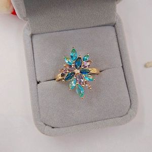 Luxe Vrouwelijke Geel Goud Regenboog Bloem Ring Vintage Wedding Band Ring Belofte Liefde Engagement Ringen Voor Vrouwen