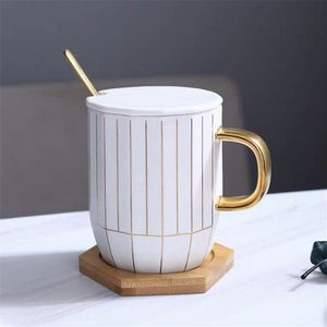 Europese Keramische Goud Geometrische Lijnen Koffie Mok Met Lepel En Deksel Wit Porselein Ontbijt Melk Mok Creatieve Paar Thee Cup
