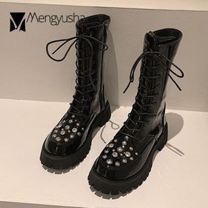 Shiny Lace Up Rijlaarzen Vrouwen Crystal Pearl Studs Botas Platform Schoenen Winter Pluche Japanned Leather Mid-Kalf booties