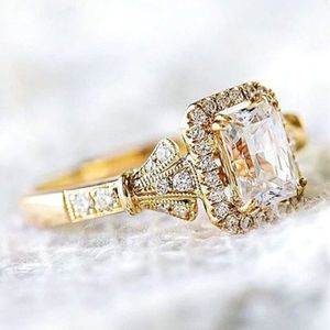 Huitan Retro Vrouwen Vierkante Koninklijke Prinses Stijlvolle Bruiloft Dames Vinger Ring Mooie Valentijnsdag Verrassing Voor Vrouw