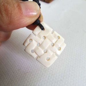 TNL538 Tibetaanse Yak Bone Hand Gesneden Eindeloze Knopen Amuletten voor Man Met Verstelbare Ketting