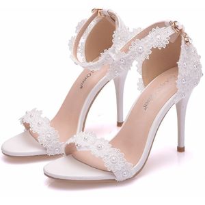 Crystal Queen Vrouwen Parel Kant Trouwschoenen Dunne Hoge Hakken Witte Bruids Sandalen Zomer Strap Ankle Sexy Party Dress Schoenen