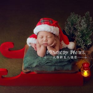 Kerst Baby Props Houten Rode Slee Pasgeboren Kerst Outfit Broek Hoed Kussen Set Props Voor Fotografie Accessoires Jongen Meisje