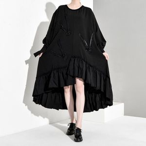 [Eam] Vrouwen Zwarte Geplooide Asymmetrische Big Size Jurk Ronde Hals Lange Mouw Losse Fit Tij Voorjaar herfst 1B052
