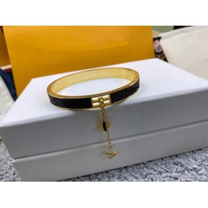 Lederen Armband Brief Bloem Hanger Is Een Mode-sieraden Cadeau Voor Glamorous Dames