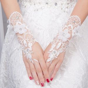 Goedkope Dames Bridal Korte Handschoenen Vingerloze White Lace Handschoenen Glitter Rhinestone Solid Bloem Sheer Wedding Handschoenen Voor Bruid