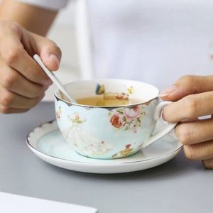 Romantische Roos Britse Stijl Keramische Kopje Koffie En Schotel Set Met Lepel Bone China Bloem Tea Cup Porselein Koffiekopje