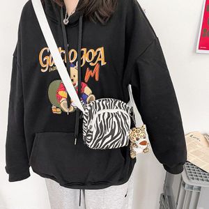 Korea Grappige Persoonlijkheid Luipaard Print Student Canvas Kleine Tas Japanse Meisje Leuke Messenger Bag