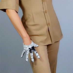 Latex Korte Handschoenen Shine Lederen 5 &quot;13Cm Krant Print Zwart Wit Contrast Vrouwen Handschoenen Mode Trend WPU218