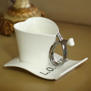 Creatieve Hart-vormige Keramische Cup Continental Koffie hartvormige Kop en Schotel Liefde Paar Mok Zelf Roeren Mokken