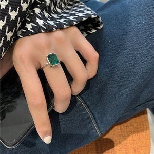 Aomu Retro Verontruste Metalen Groen Zirkoon Geometrische Ronde Vierkante Mode Luxe Opening Ring Voor Vrouwen Sieraden