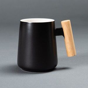 Nordic Eenvoudige Wit Zwart Keramische Mok Koffie Met Houten Handvat 480Ml Water Cup Voor Relatiegeschenk Moderne stijl Mokken