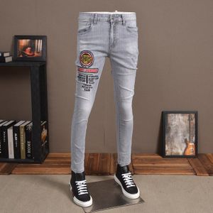 Zomer Grijs Jeans Mannen Mode Brief Geborduurde Ripped Stretch Slim Fit Jean