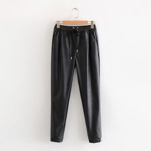 Aachoae Vrouwen Zwart Chic Pu Lederen Broek Elastische Taille Lange Lengte Elegante Bodems Trekkoord Tie Zakken Basic Vrouwelijke Broek