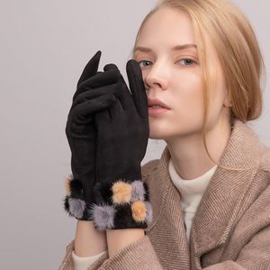 Winter Vrouwen Suède Stof Touch Screen Plus Fluwelen Binnenkant Handschoenen Dikker Hairball Elegante Vrouwelijke Warm Dunne Gedeelte Zachte Handschoenen