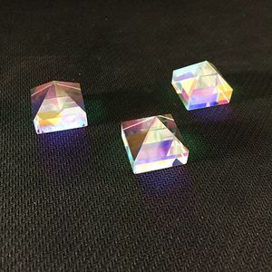 Valentijnsdag Gekleurde Prisma Piramide Kubus Van Licht Wetenschappelijke Experimenten Vlekkeloze Creatieve Regelingen