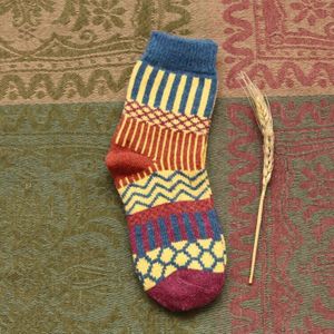 Kleurrijke Afdrukken Verticale Gestreepte Golf Patroon Sokken Winter Kerstmis Grappige Verdikking Warme Wol Koreaanse Stijl Vrouwen Art Sokken