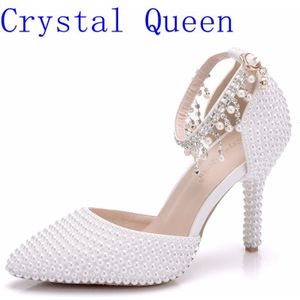Crystal Queen Puntschoen Witte Parel Strass Ketting Trouwschoenen Dunne Hakken Schoenen Mode Bruids Schoenen Vrouwelijke Party Sandalen