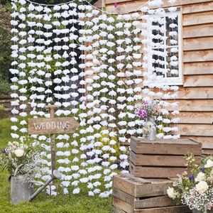 Bruiloft gordijn van witte bloemen