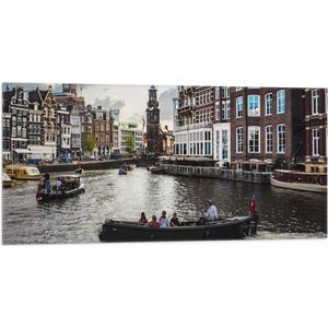 WallClassics - Vlag - Bootjes door de Grachten van Amsterdam - 100x50 cm Foto op Polyester Vlag