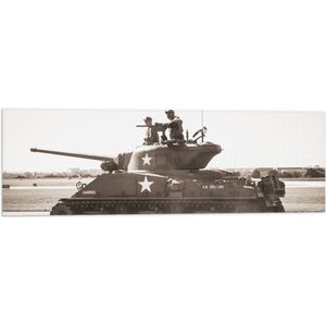 WallClassics - Vlag - Tank uit het Leger in het Zwart Wit - 90x30 cm Foto op Polyester Vlag
