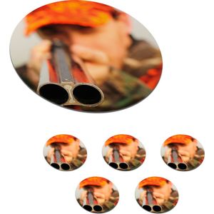Onderzetters voor glazen - Rond - Een close-up van een jager die zijn geweer op de camera richt - 10x10 cm - Glasonderzetters - 6 stuks