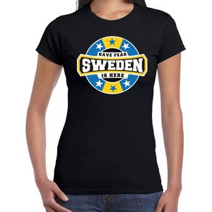 Have fear Sweden is here t-shirt met sterren embleem in de kleuren van de Zweedse vlag - zwart - dames - Zweden supporter / Zweeds elftal fan shirt / EK / WK / kleding M