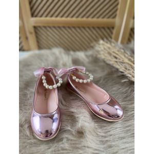 meisjesschoenen-luxe feestschoenen- leren ballerina's- roze kleur-glanzend- vintage stijl-sierstrik -enkelsieraad-parels-siersteentjes-bruidsmeisjes-bruiloft-feest-verjaardag-fotoshoot- maat 21