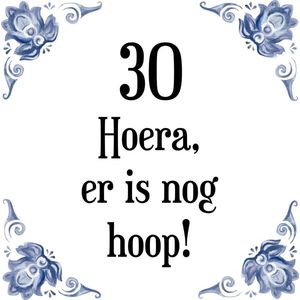 Verjaardag Tegeltje met Spreuk (30 jaar: Hoera! Er is nog hoop! 30! + cadeau verpakking & plakhanger