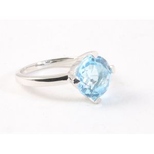 Ronde hoogglans zilveren ring met blauwe topaas - maat 17