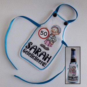 Wit schortje voor bierfles met ""Sarah Gefeliciteerd!"" - biertje, cadeautje, pilsje, verjaardag, 50 jaar, proficiat