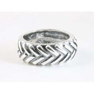 Zware zilveren ring met gegraveerd kabelpatroon - maat 19