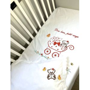 Gepersonaliseerde geborduurde satijnen set voor baby(dekbedovertrek100x150cm+kussensloop35x50cm)met een rode kinderwagen en een toewijding/Personalized Embroidered Satin set(Duvet cover100x150cm+pillowcase35x50cm)with a red stroller and dedication