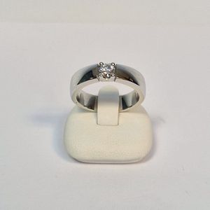 Witgoud - R&C - damesring - 14 karaat – diamant – 0.25crt - uitverkoop Juwelier Verlinden St. Hubert – van €2104,= voor €1395,=