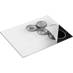 Chefcare Inductie Beschermer Tomaten op Witte Houten Planken - Zwart Wit - 70x52 cm - Afdekplaat Inductie - Kookplaat Beschermer - Inductie Mat