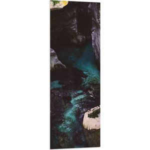 WallClassics - Vlag - Paarse Rotsen met Water - 40x120 cm Foto op Polyester Vlag