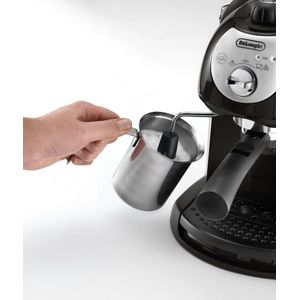 De'Longhi EC221.B Espressomachine - Handmatige melkopschuimer - Geschikt voor koffiepoeder of ESE-pads - 1 liter watertank - Pump Traditional