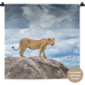 Wandkleed Leeuwen - Leeuwin op rots Wandkleed katoen 60x60 cm - Wandtapijt met foto