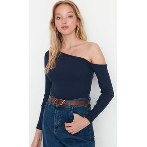 Trendyol Indigo Aansluitende Asymmetrische Halslijn Off-Shoulder Geribbelde Stretch Gebreide Blouse Twoaw23Bz00088