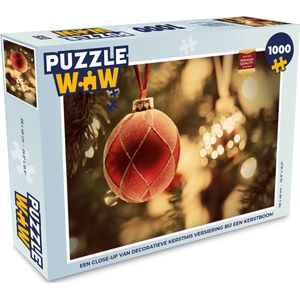 Puzzel Een close-up van decoratieve Kerstmis versiering bij een kerstboom - Legpuzzel - Puzzel 1000 stukjes volwassenen - Kerst - Cadeau - Kerstcadeau voor mannen, vrouwen en kinderen