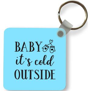 Sleutelhanger - Uitdeelcadeautjes - Quote Baby it's cold outside wanddecoratie pastel blauw winter - Plastic - Kerst - Cadeau - Kerstcadeau voor mannen en voor vrouwen