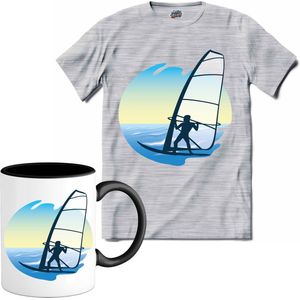 Windzeilen Met Zeiler | Wind zeilen - Boot - Zeilboot - T-Shirt met mok - Unisex - Donker Grijs - Gemêleerd - Maat L
