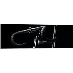 WallClassics - PVC Schuimplaat- Zwarte Mountainbike Fiets tegen Zwarte Achtergrond - 90x30 cm Foto op PVC Schuimplaat