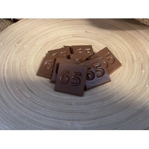 Chocolaatjes met getal 65 voor verjaardag of jubileum | 32 stuks melkchocolade | Chocolade cadeau | Ambachtelijke Belgische Callebaut Chocolade