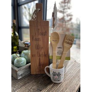 Cadeaupakket liefde - vriendschap / Serveerplankje met de tekst Toast, kaas, wijn en liefde / Vrolijke bamboeset met de tekst Love at first bite / Mok met de tekst Als ik jou zie maakt mijn hart een sprongetje van geluk