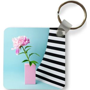Sleutelhanger - Uitdeelcadeautjes - Roze pioenroos met een blauwe achtergrond - Plastic