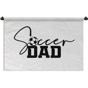 Wandkleed - Wanddoek - Quotes - Spreuken - Soccer dad - Voetbalvader - Papa - 150x100 cm - Wandtapijt - Vaderdag cadeautje - Cadeau voor vader en papa