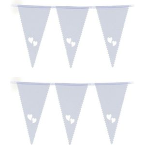 Bruiloft/huwelijk Vlaggenlijn - 2x - binnen/buiten - plastic - wit met hartjes - 3 m - 16 punt vlaggetjes