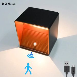Wandlamp met Bewegingssensor - Oplaadbaar - Warm Wit (3000K) - Scandinavisch Design - Draadloze wandlamp - LED verlichting - Up & Down kubus wandlamp - Magnetische Bevestiging